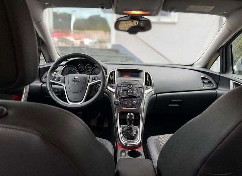 Gebraucht Opel Astra Edition 101 PS (74 kW) 2011 Silber Limousine