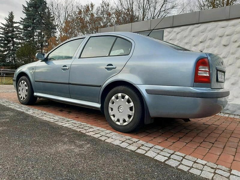 Grau Gebraucht 2003 Skoda Octavia Ambiente Limousine | 1.500 € (Fairer Preis) - Bild 1/4