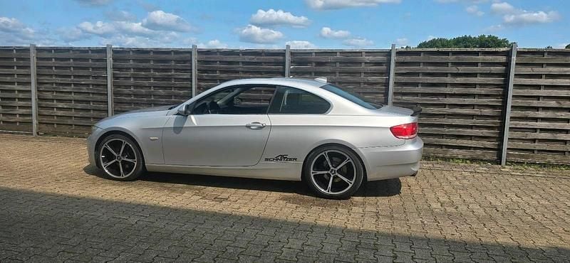 Silber Gebraucht 2007 BMW 325 Coupé | 7.299 € - Bild 1/4