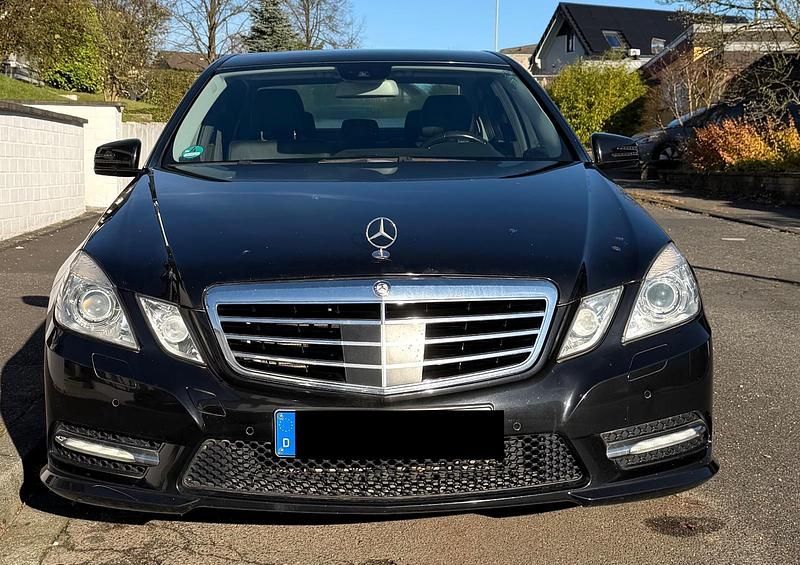 Gebraucht Mercedes E300 Avantgarde 204 PS (150 kW) 2012 Schwarz Limousine