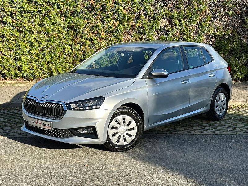 Silber Gebraucht 2024 Skoda Fabia Selection Limousine | 17.270 € (Fairer Preis) - Bild 1/4