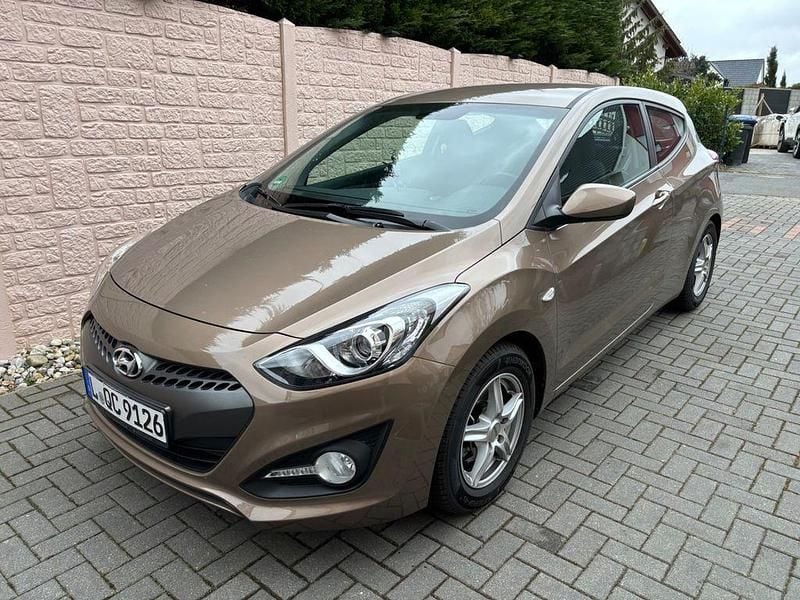 Gebraucht Hyundai i30 Classic 99 PS (72 kW) 2013 Braun Limousine