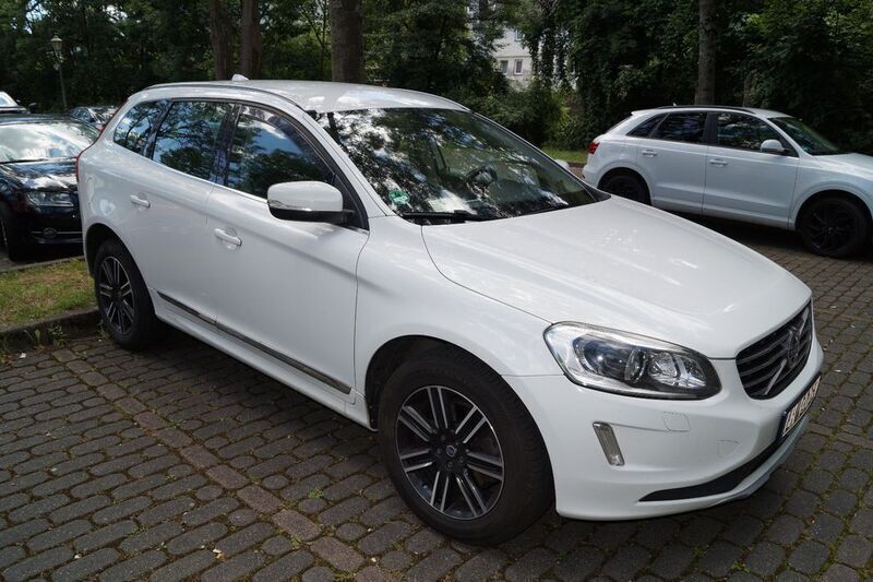 Weiß Gebraucht 2017 Volvo XC60 Kinetic SUV | 21.500 € (Etwas zu teuer) - Bild 1/4