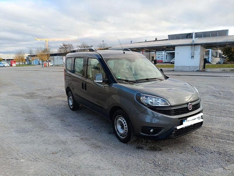 Gebraucht Fiat Doblò Lounge 120 PS (88 kW) 2019 Grau Van / Kleinbus