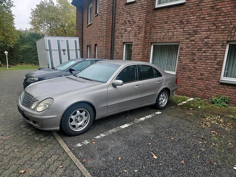 Grau Gebraucht 2004 Mercedes E220 Limousine | 1.900 € (Guter Preis) - Bild 1/4