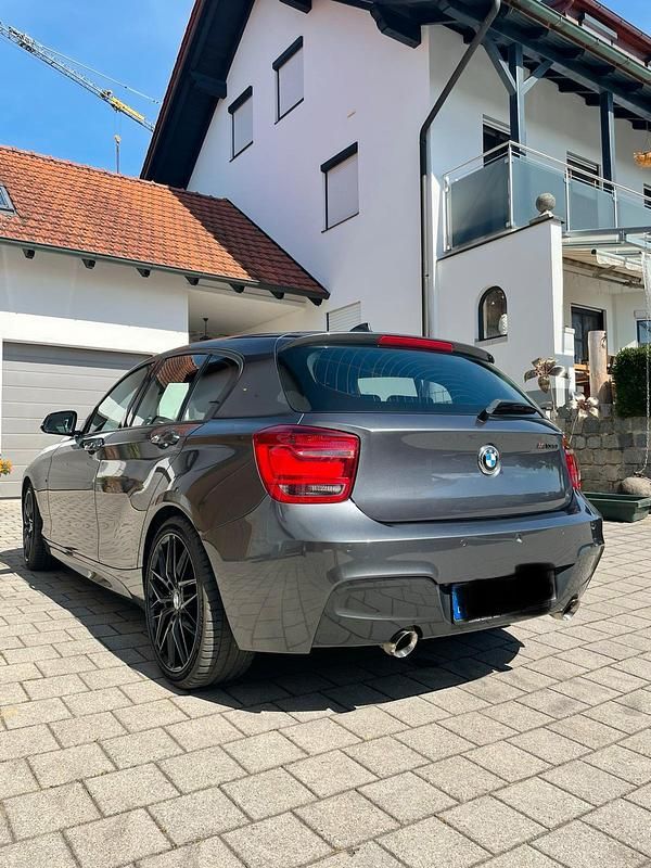 Grau Gebraucht 2012 BMW 135 Kleinwagen | 21.000 € (Fairer Preis) - Bild 1/4