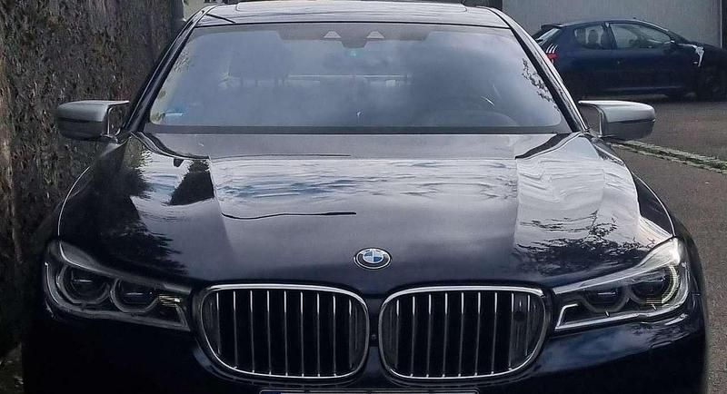 Blau Gebraucht 2016 BMW 750 Limousine | 24.400 € (Fairer Preis) - Bild 1/4