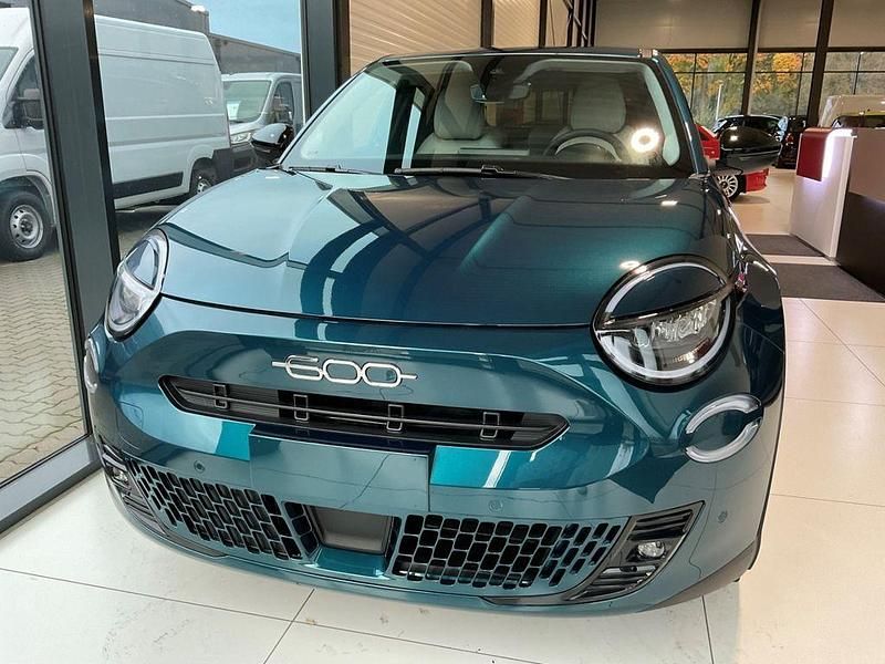 Neu Fiat 600E La Prima 114 kW (156 PS) 2025 Mare grün SUV