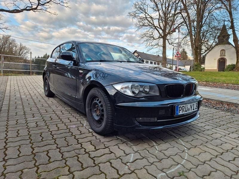 Gebraucht BMW 116 122 PS (89 kW) 2009 Schwarz Kleinwagen