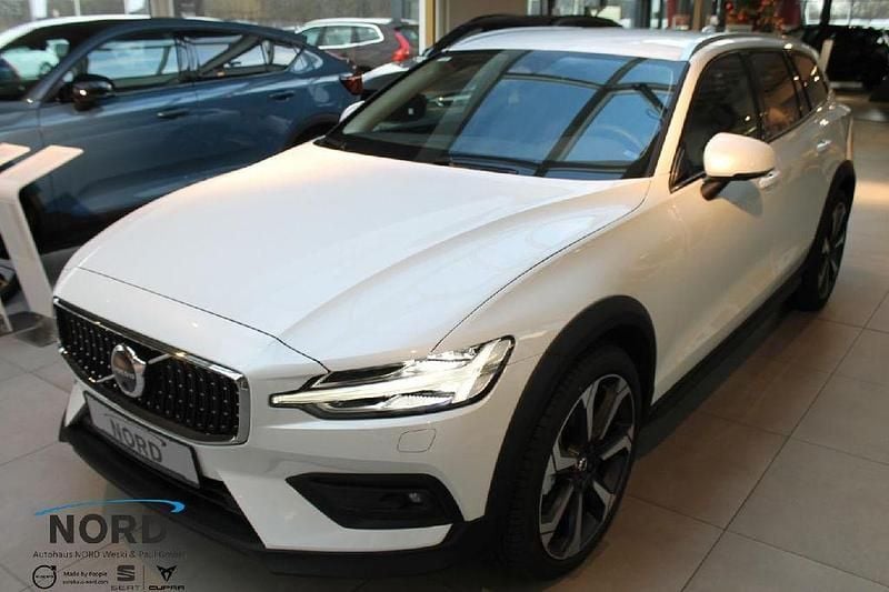 Weiß Gebraucht 2024 Volvo V60 CC Plus Kombi | 53.950 € - Bild 1/4