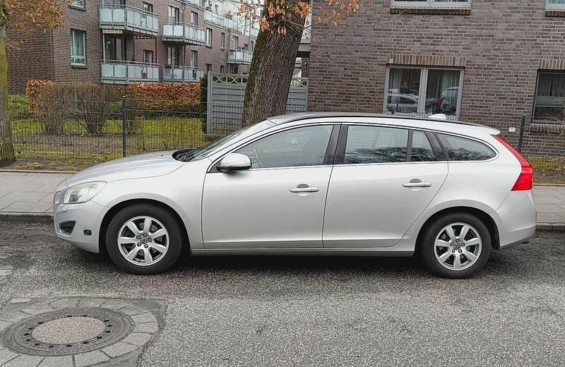 Silber Gebraucht 2012 Volvo V60 Momentum Kombi | 7.499 € (Fairer Preis) - Bild 1/4
