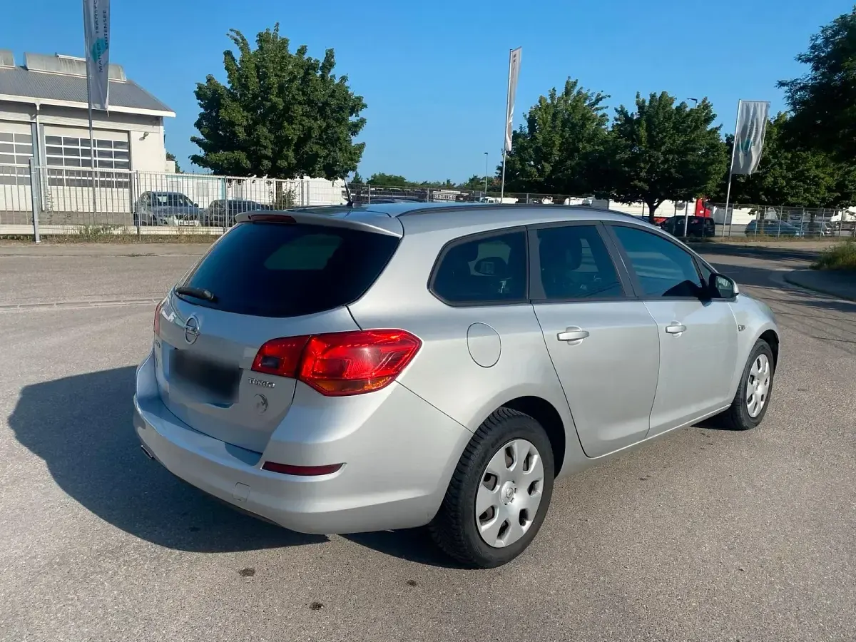 Gebraucht Opel Astra 140 PS (102 kW) 2011 Silber Kombi
