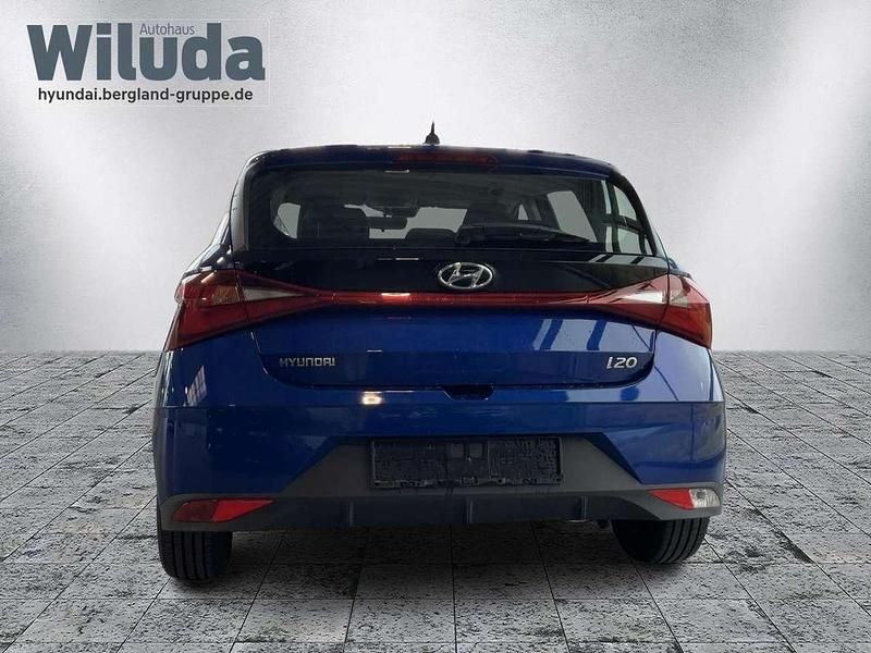 Gebraucht Hyundai i20 Select 84 PS (61 kW) 2022 Intense blue / mic blau Kleinwagen