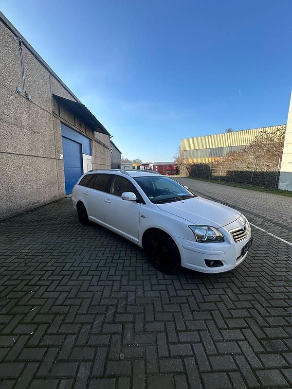 Weiß Gebraucht 2008 Toyota Avensis Kombi | 1.900 € (Guter Preis) - Bild 1/4