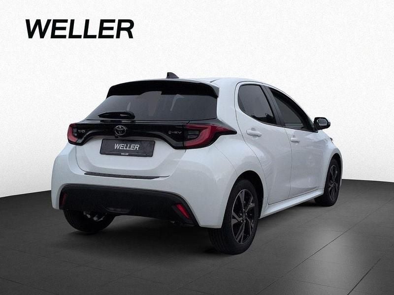 Neu Toyota Yaris Hybrid 116 PS (85 kW) 2025 Weiß Limousine