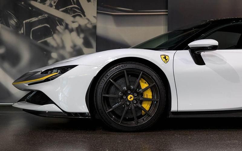 Gebraucht Ferrari SF90 1001 PS (736 kW) 2024 Weiß Coupé