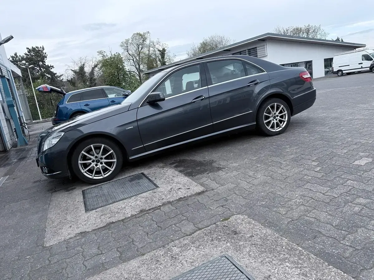 Gebraucht Mercedes E200 136 PS (100 kW) 2010 Grau Limousine