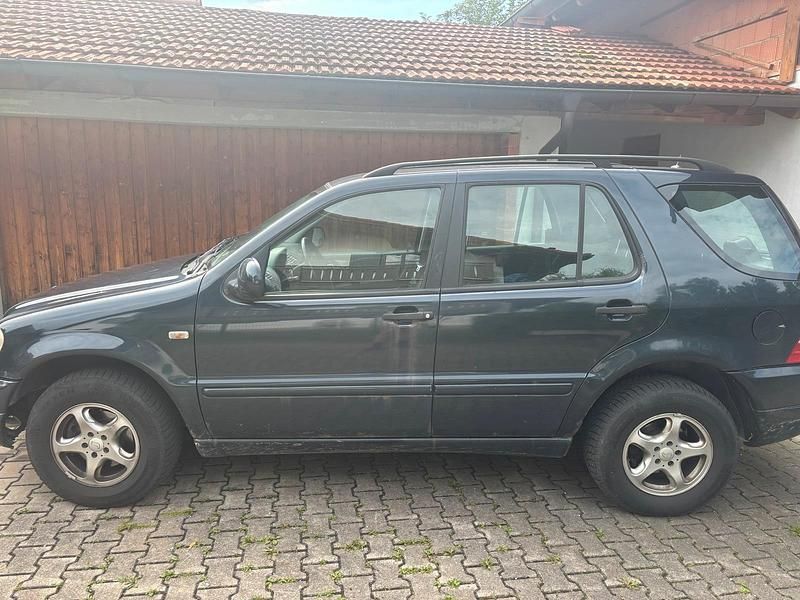 Gebraucht Mercedes ML270 163 PS (119 kW) 2001 Blau SUV