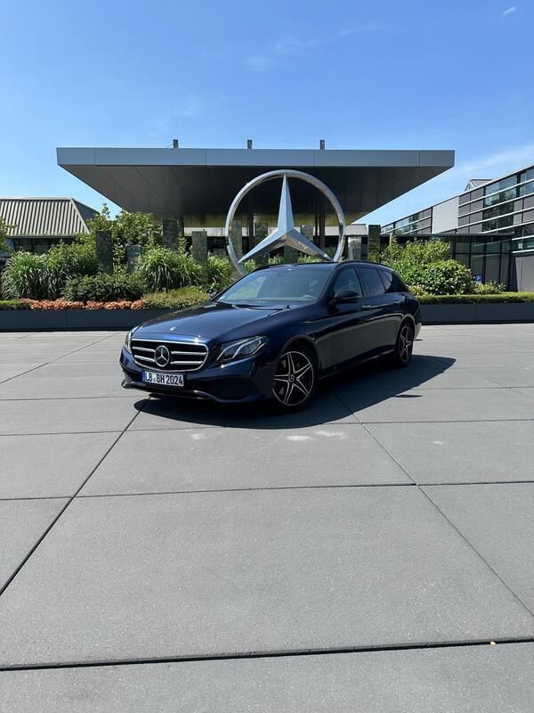 Blau Gebraucht 2018 Mercedes E220 Kombi | 21.999 € (Guter Preis) - Bild 1/4