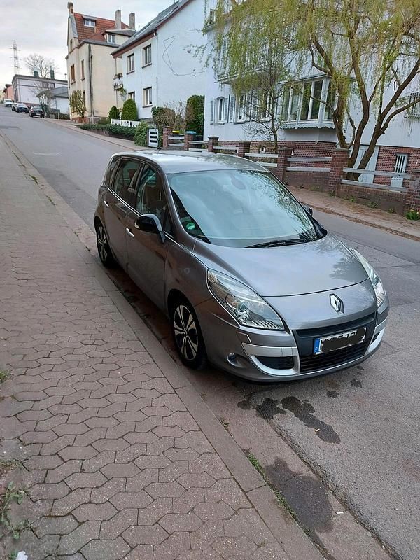 Grau Gebraucht 2011 Renault Scénic Bose Edition Van / Kleinbus | 6.200 € (Fairer Preis) - Bild 1/4