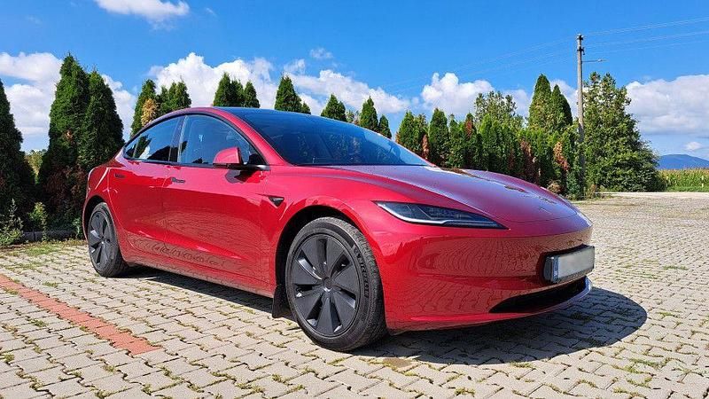 Rot Gebraucht 2024 Tesla Model 3 Limousine | 45.900 € (Teuer) - Bild 1/4