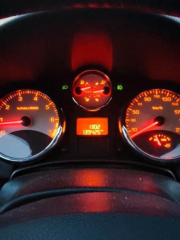 Grau Gebraucht 2009 Peugeot 207 CC Cabrio | 2.600 € (Guter Preis) - Bild 1/4