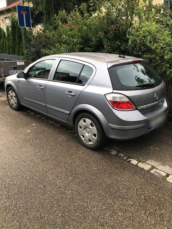 Grau Gebraucht 2004 Opel Astra Elegance Limousine | 850 € (Superpreis) - Bild 1/4