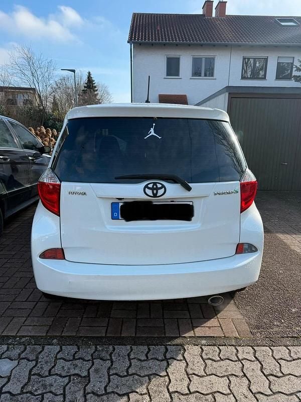 Gebraucht Toyota Verso-S 90 PS (66 kW) 2013 Weiß Van / Kleinbus