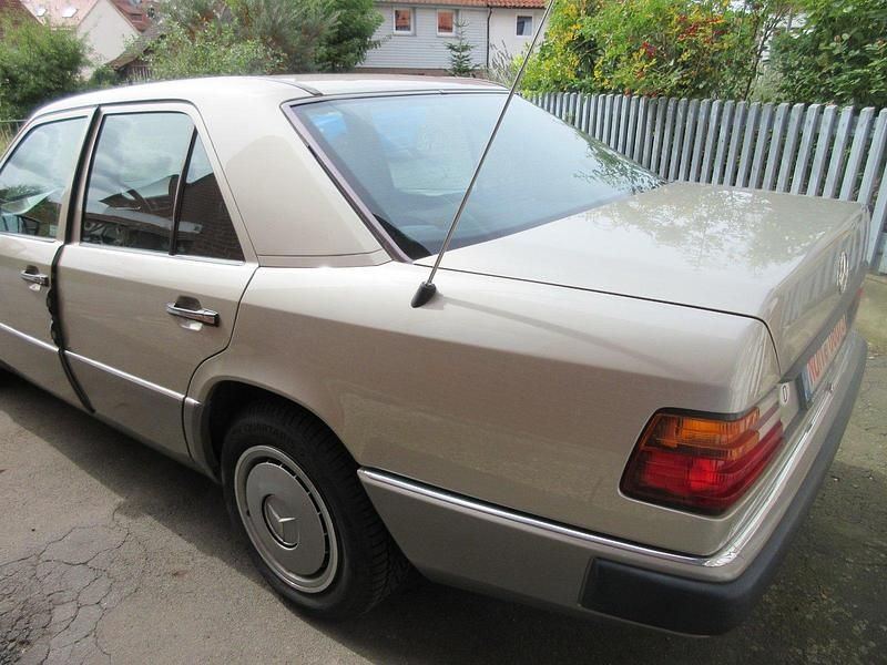 Gebraucht Mercedes E230 132 PS (97 kW) 1991 Andere farben Limousine