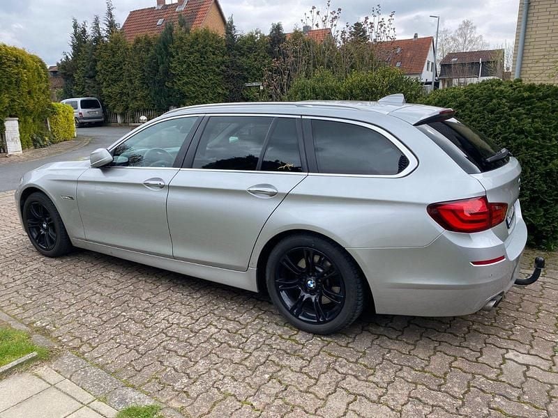 Silber Gebraucht 2012 BMW 525 Comfort Edition Kombi | 9.300 € (Fairer Preis) - Bild 1/4