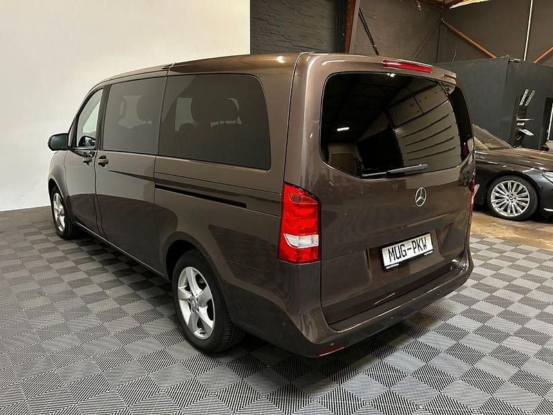 Gebraucht Mercedes V220 163 PS (119 kW) 2018 Braun Van / Kleinbus