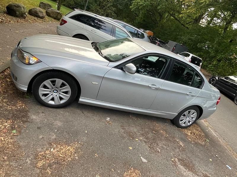 Silber Gebraucht 2010 BMW 318 Sport Line Limousine | 6.900 € (Fairer Preis) - Bild 1/4