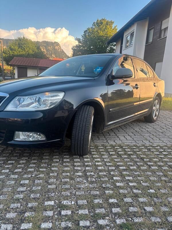 Schwarz Gebraucht 2012 Skoda Octavia Limousine | 6.990 € (Superpreis) - Bild 1/4