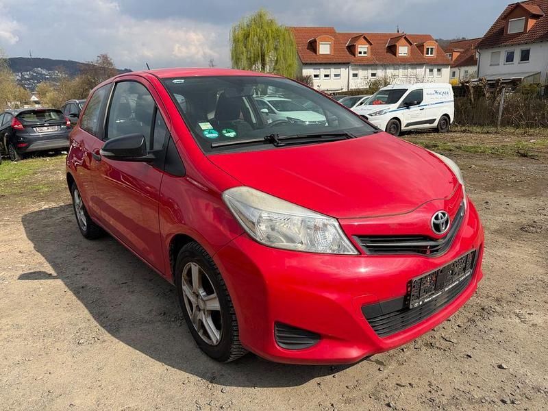 Gebraucht Toyota Yaris Cool 69 PS (50 kW) 2012 Rot Kleinwagen