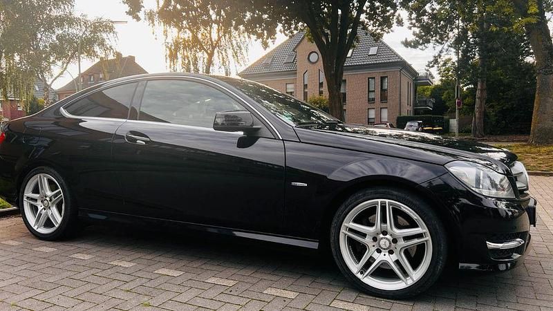Schwarz Gebraucht 2012 Mercedes C350 Coupé | 17.300 € (Fairer Preis) - Bild 1/4