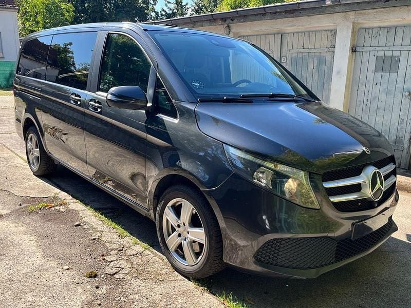 Grau Gebraucht 2020 Mercedes V250 Van / Kleinbus | 25.790 € (Teuer) - Bild 1/4