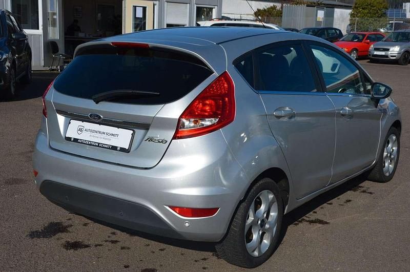 Gebraucht Ford Fiesta Titanium 82 PS (60 kW) 2010 Grau Kleinwagen