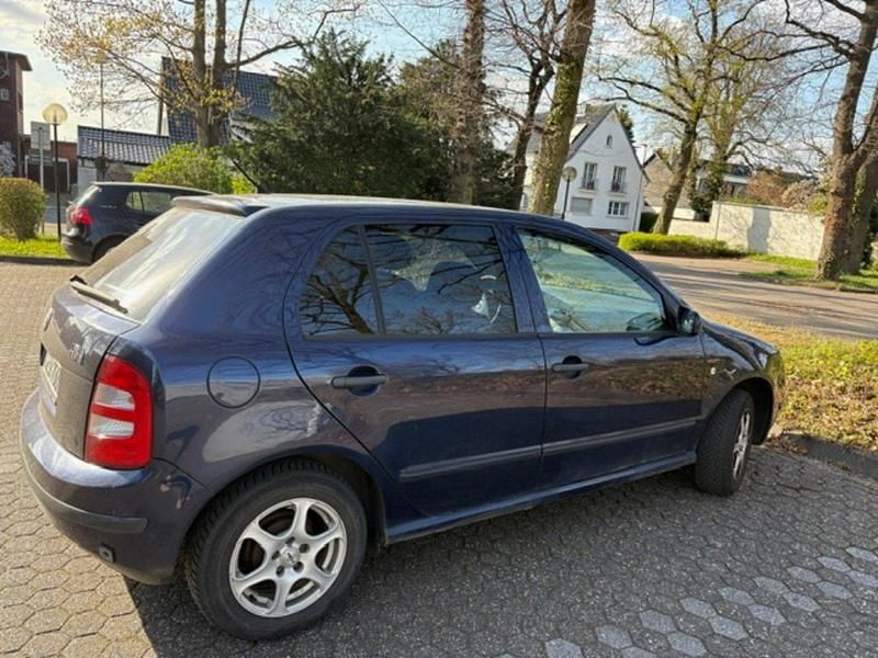 Blau Gebraucht 2004 Skoda Fabia Kleinwagen | 555 € (Fairer Preis) - Bild 1/4