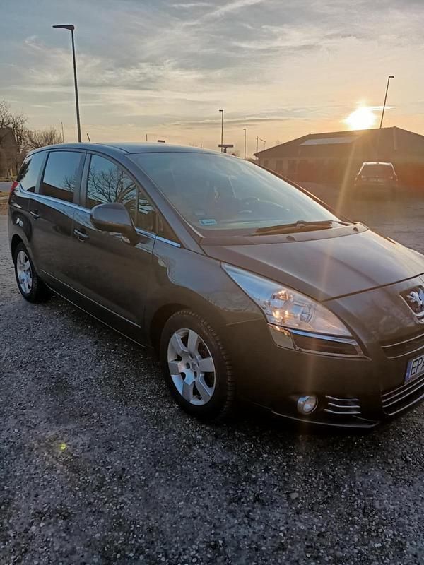 Grau Gebraucht 2011 Peugeot 5008 Van / Kleinbus | 2.850 € (Superpreis) - Bild 1/4