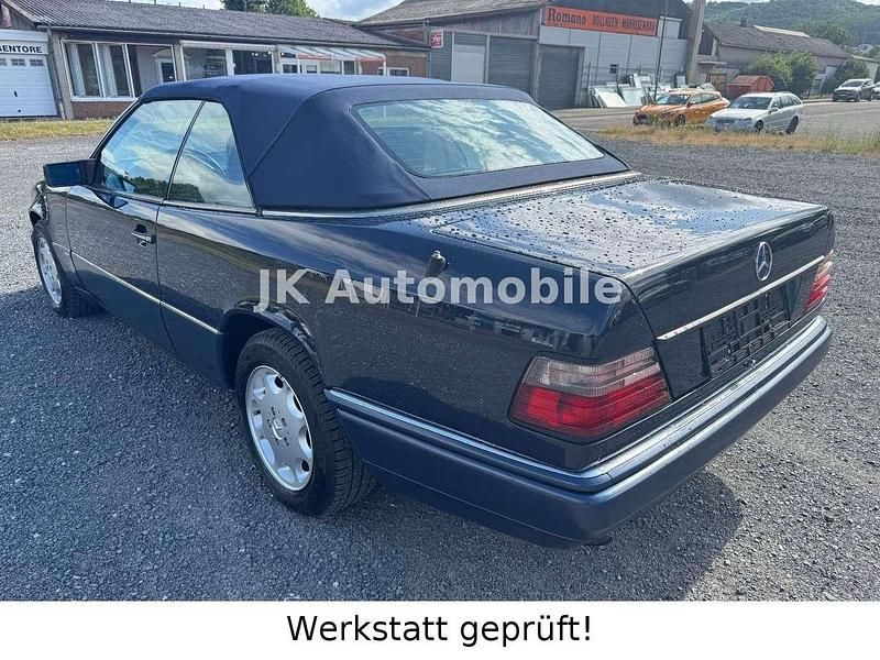 Gebraucht Mercedes 220 150 PS (110 kW) 1993 Dunkelblau Cabrio