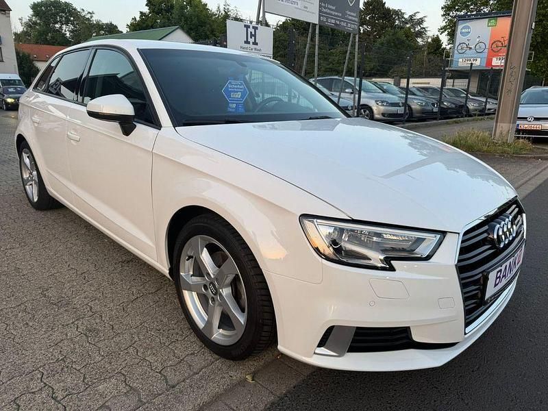 Weiß Gebraucht 2019 Audi A3 Sportback Sport Kleinwagen | 17.999 € (Guter Preis) - Bild 1/4