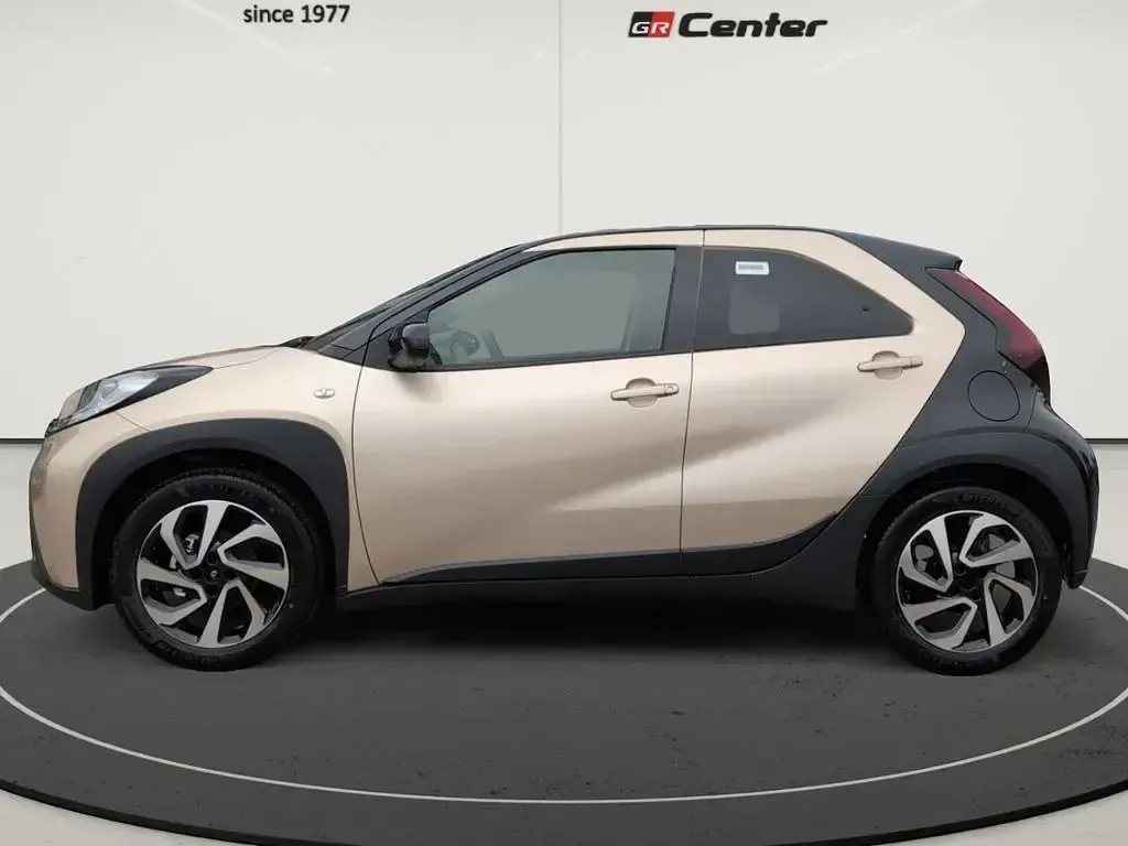 Neu Toyota Aygo X 72 PS (52 kW) 2025 Ginger beige (4u9)/ black mica SUV