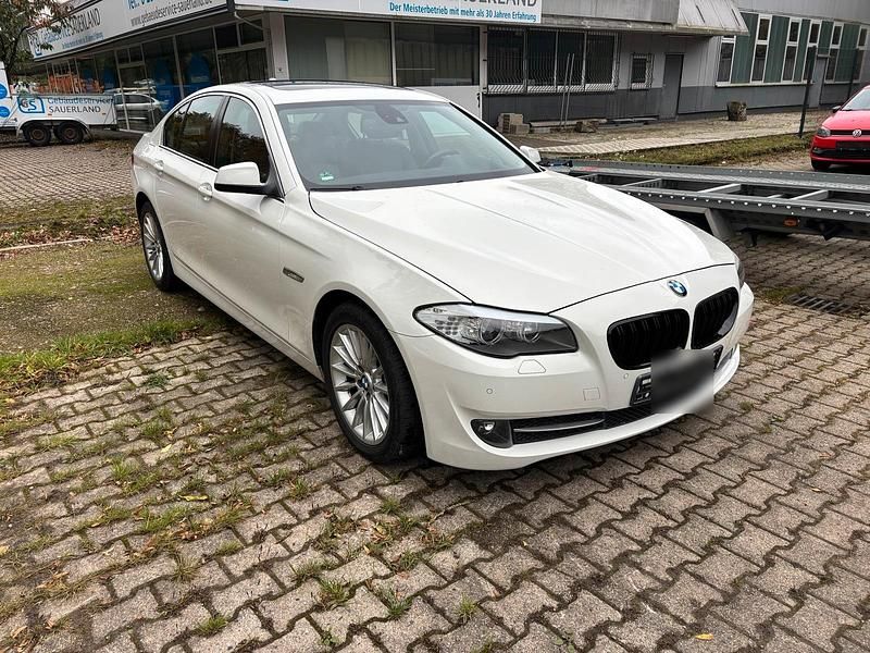 Weiß Gebraucht 2010 BMW 523 Limousine | 6.600 € (Superpreis) - Bild 1/4
