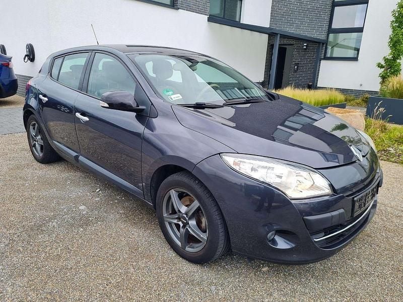Grau Gebraucht 2011 Renault Mégane III Bose Edition Limousine | 5.299 € (Guter Preis) - Bild 1/4