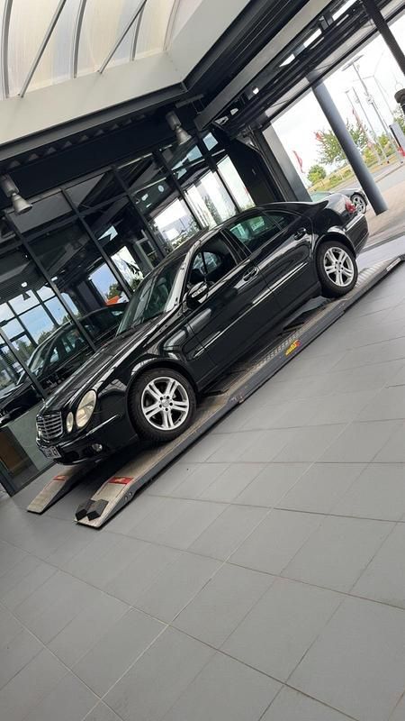 Second-hand Mercedes E200 Elegance 122 CP (89 kW) 2003 Negru Berlinǎ