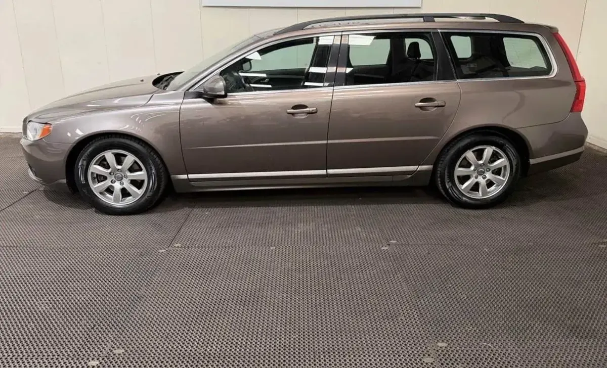 Gebraucht Volvo V70 Momentum 114 PS (83 kW) 2012 Braun Kombi
