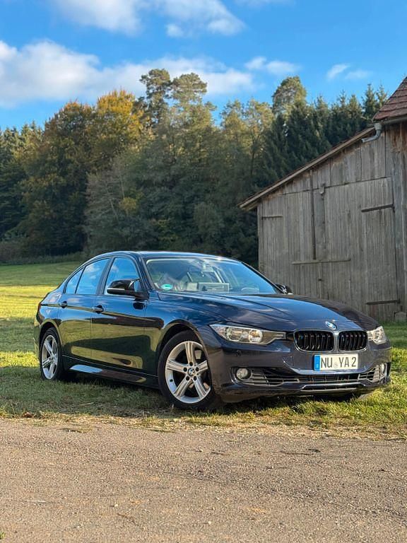 Blau Gebraucht 2014 BMW 325 Sport Line Limousine | 15.250 € (Teuer) - Bild 1/4
