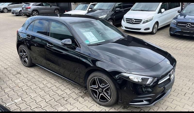 Schwarz Gebraucht 2021 Mercedes A250 AMG line Limousine | 26.400 € (Fairer Preis) - Bild 1/4