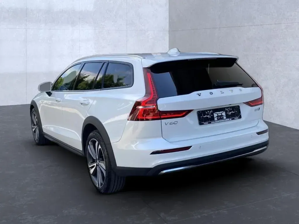 Gebraucht Volvo V60 Plus 197 PS (144 kW) 2024 Crystal white (metallic) Kombi