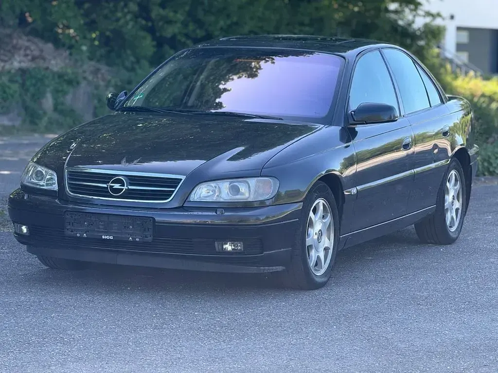 Usado Opel Omega 144 HP (105 kW) 2000 Preto Sedan